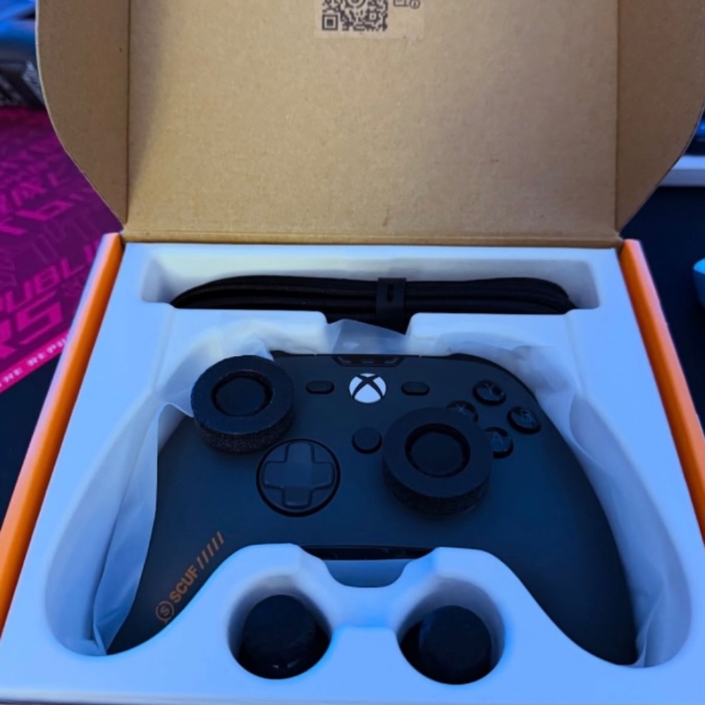 Pro wired Xbox controller. - Picture 2 of 4